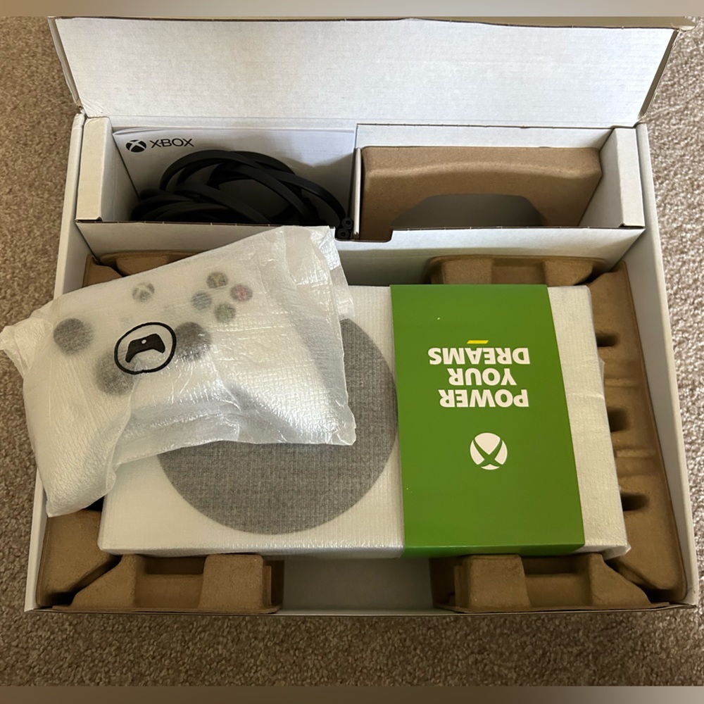 New unopened Microsoft Xbox series S console - Picture 5 of 6